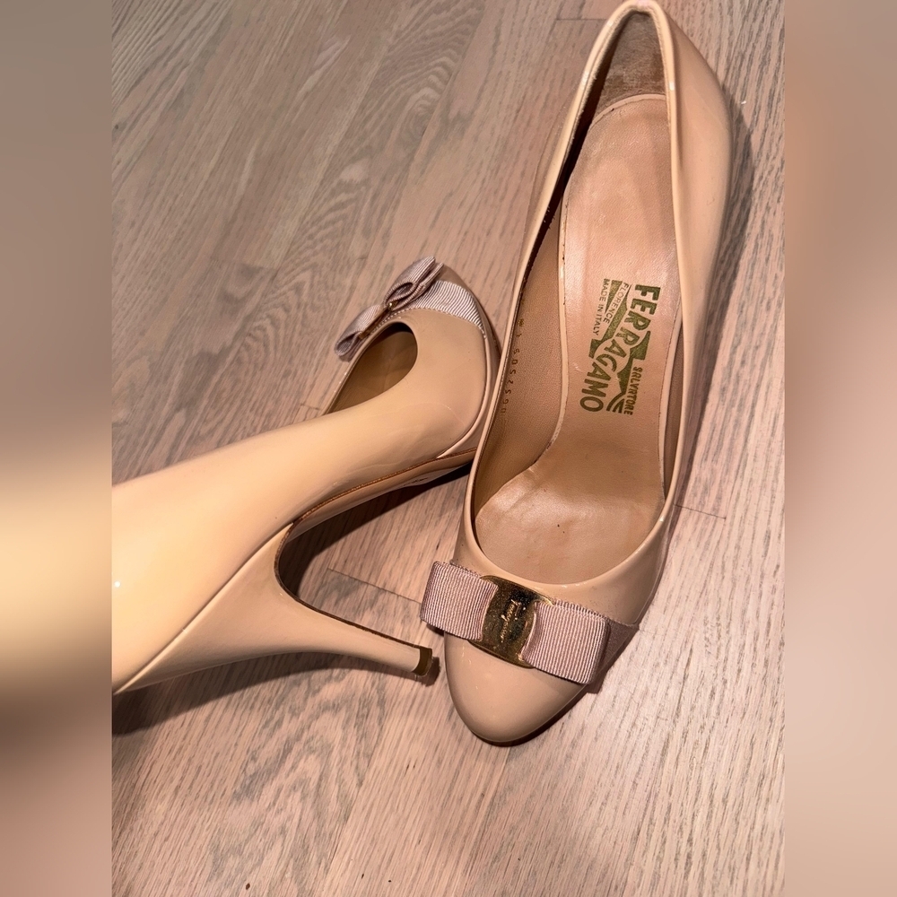 Salvatore Ferragamo Women's Beige Pumps with Bow - Picture 7 of 8